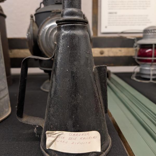 Conical oil can